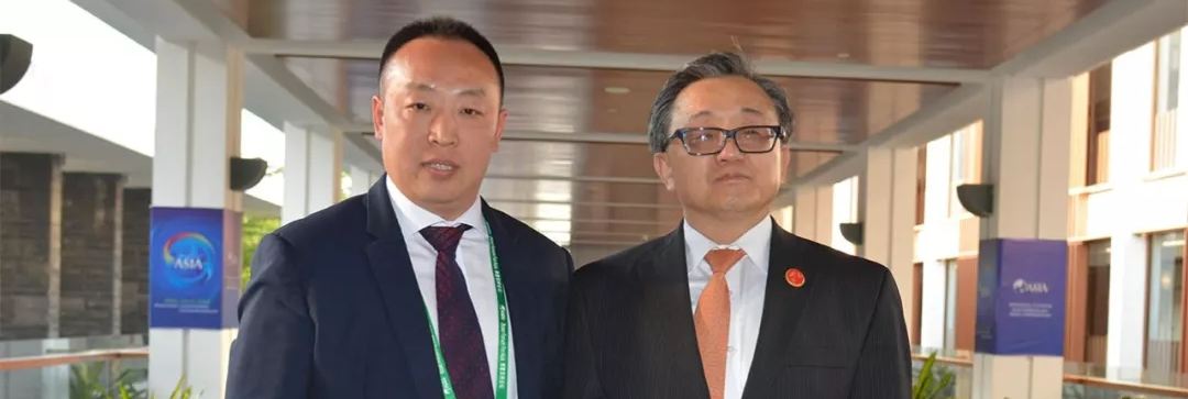 小骚妇联合国副秘书长刘振民和赵章栓会长在博鳌亚洲论坛亲切交"